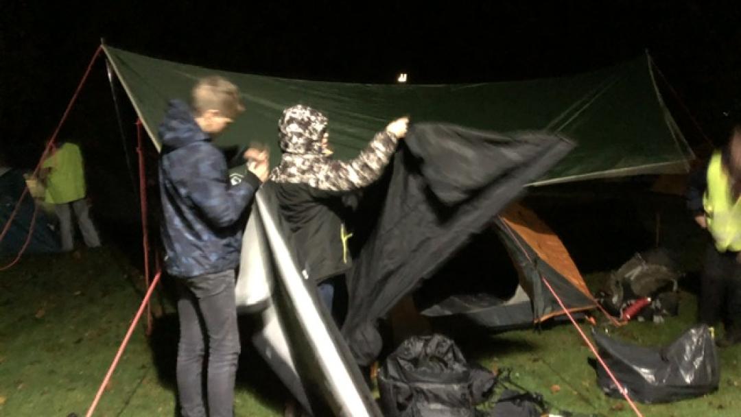 Tentje, tarpje en stretcher. Past allemaal precies in de tas… 🏕️🏕️