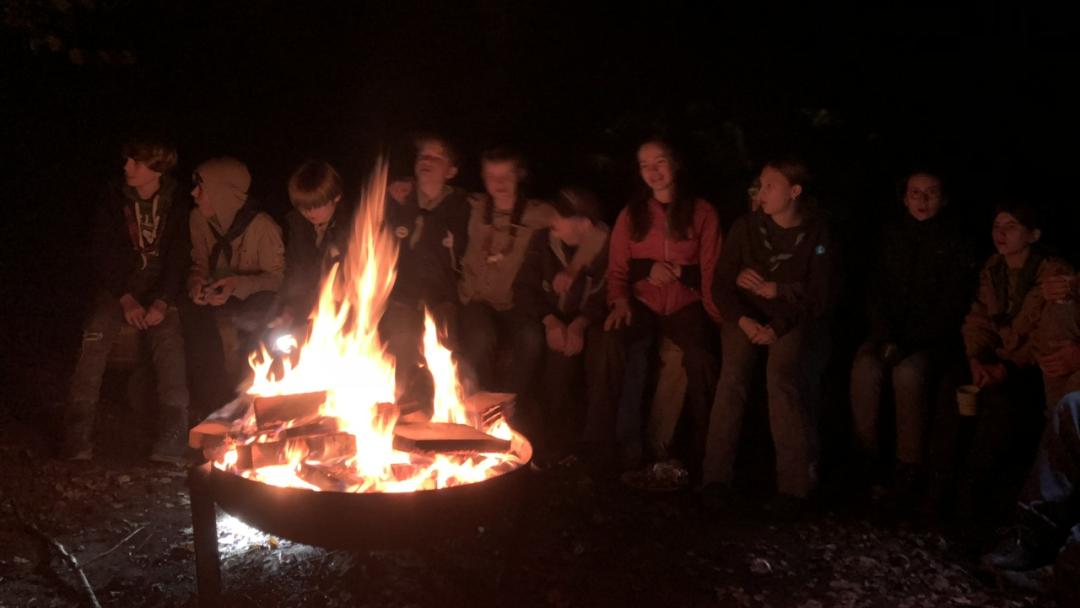 Lekker gegeten en daarna gezellig muziekje luisteren bij het vuur 