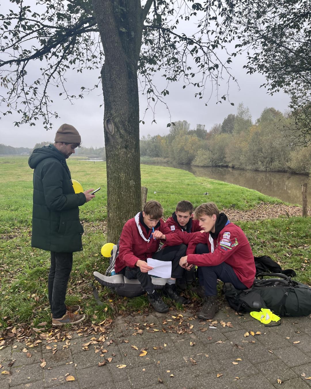 De laatste post: de gele woordzoeker
De prijs: een badeend-dasring