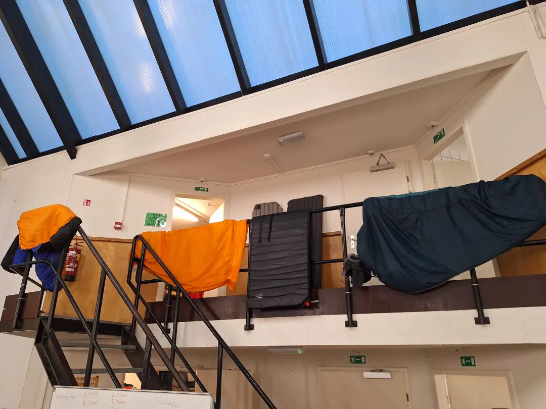 Goedemorgen! De eerste paar slaapzakken hangen... #regen